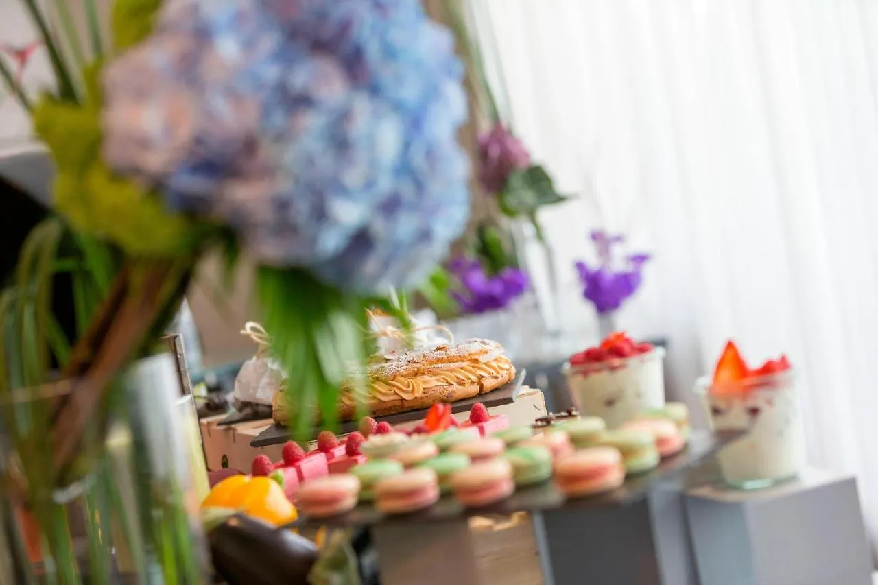 Renaissance Arc De Triomphe Hotel 5*