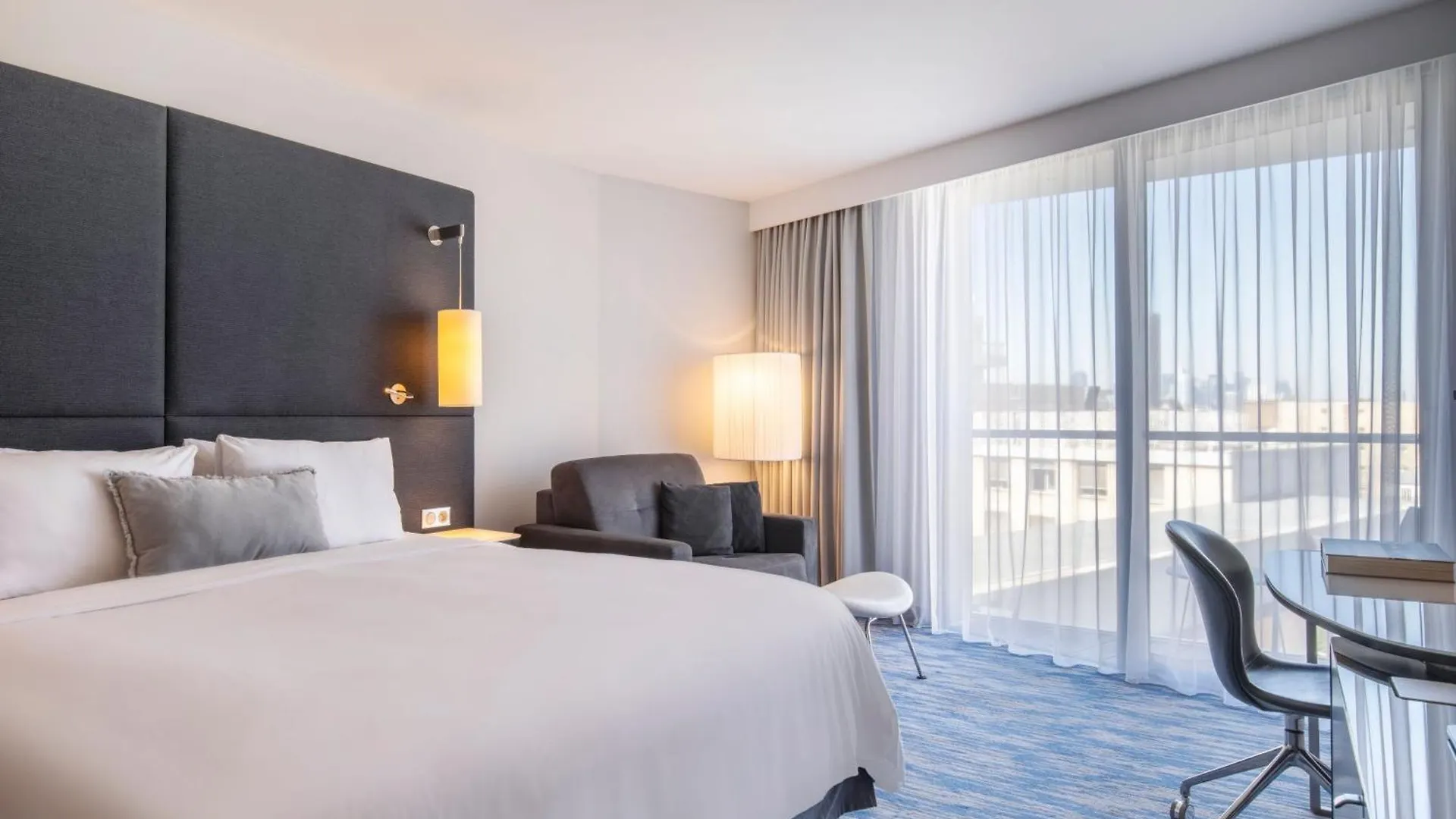 Renaissance Arc De Triomphe 5*