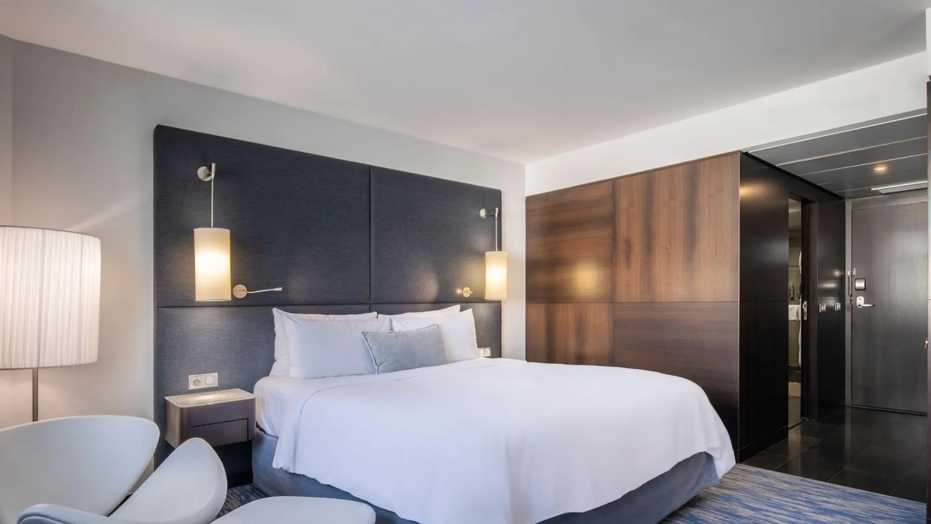 Renaissance Arc De Triomphe Hotel 5*