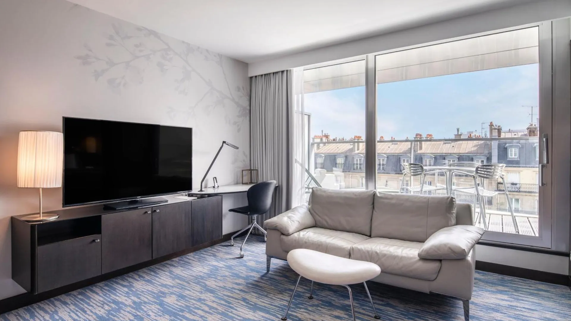 Renaissance Arc De Triomphe 5*