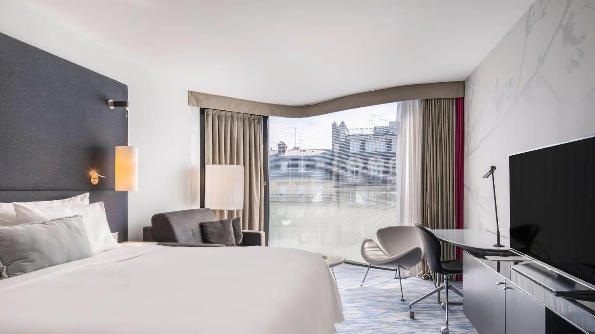 Renaissance Arc De Triomphe 5*
