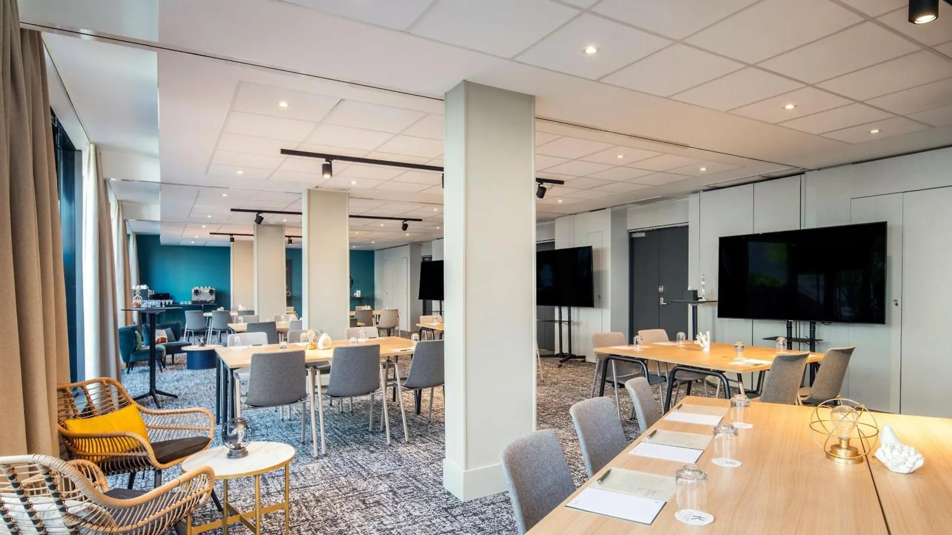 Hotel Renaissance Arc De Triomphe 5*