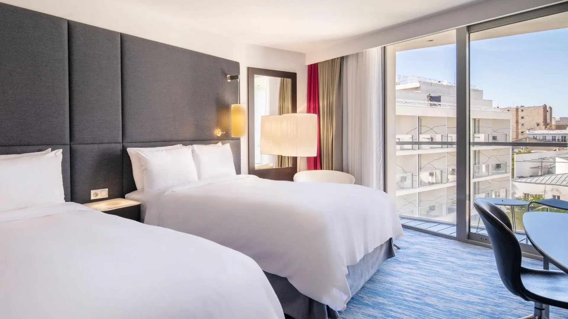 Hotel Renaissance Arc De Triomphe 5*