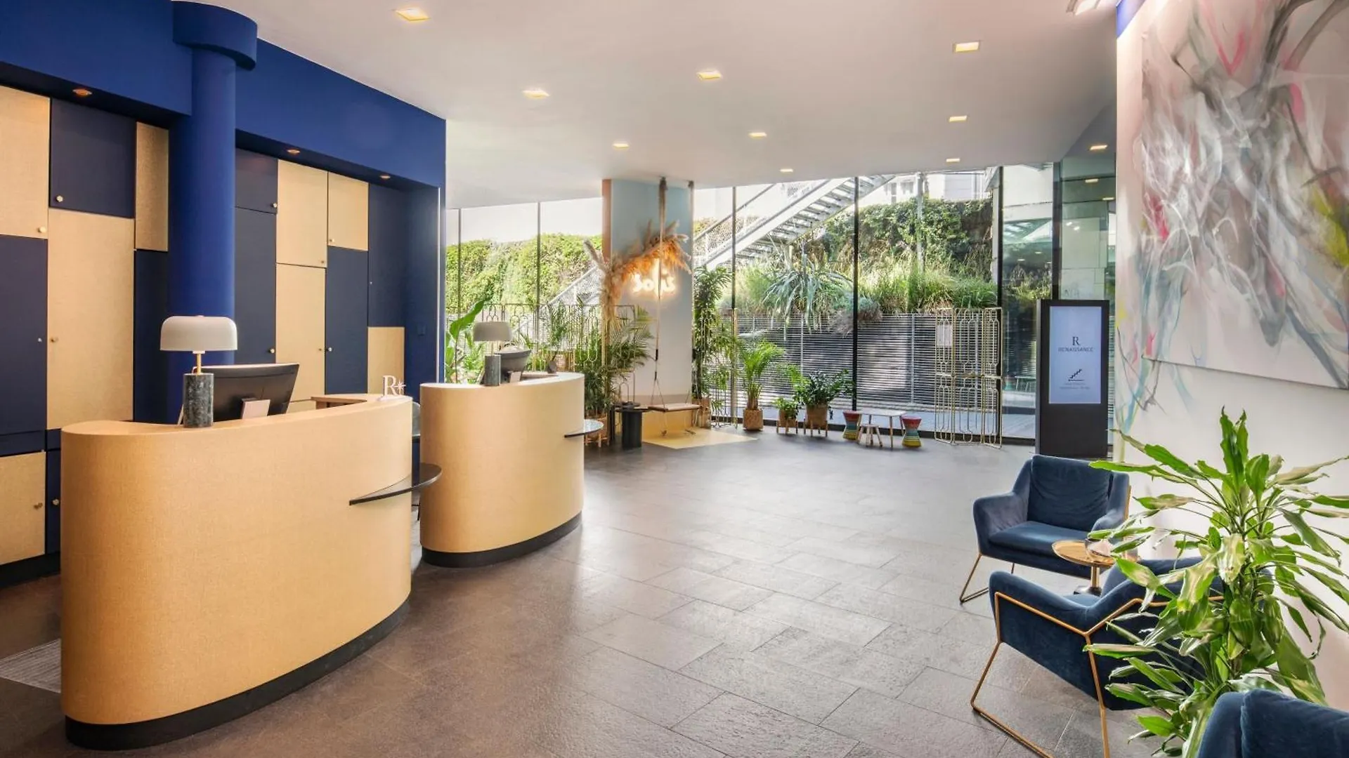 Hotel Renaissance Arc De Triomphe 5*
