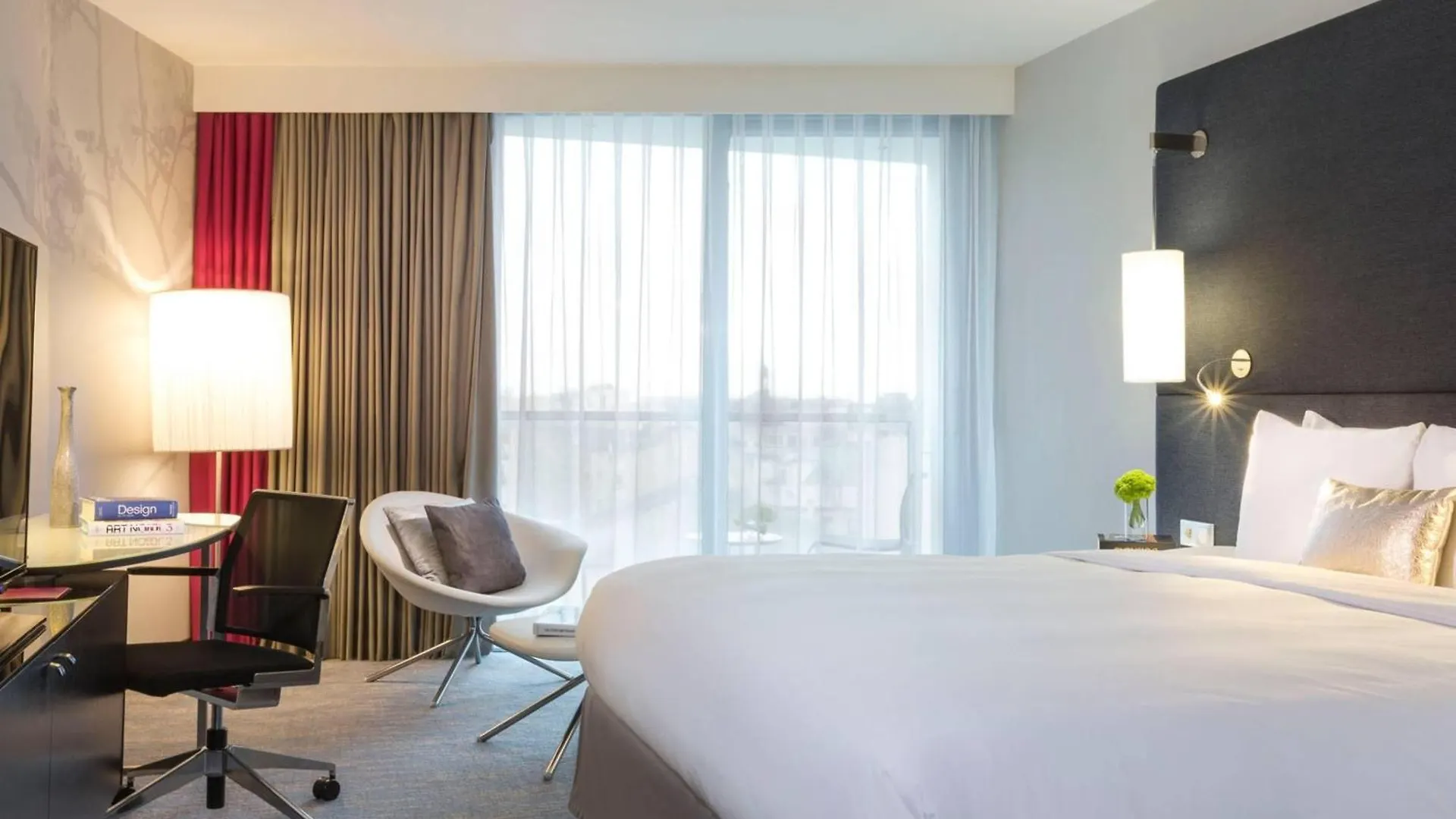 Renaissance Arc De Triomphe 5*