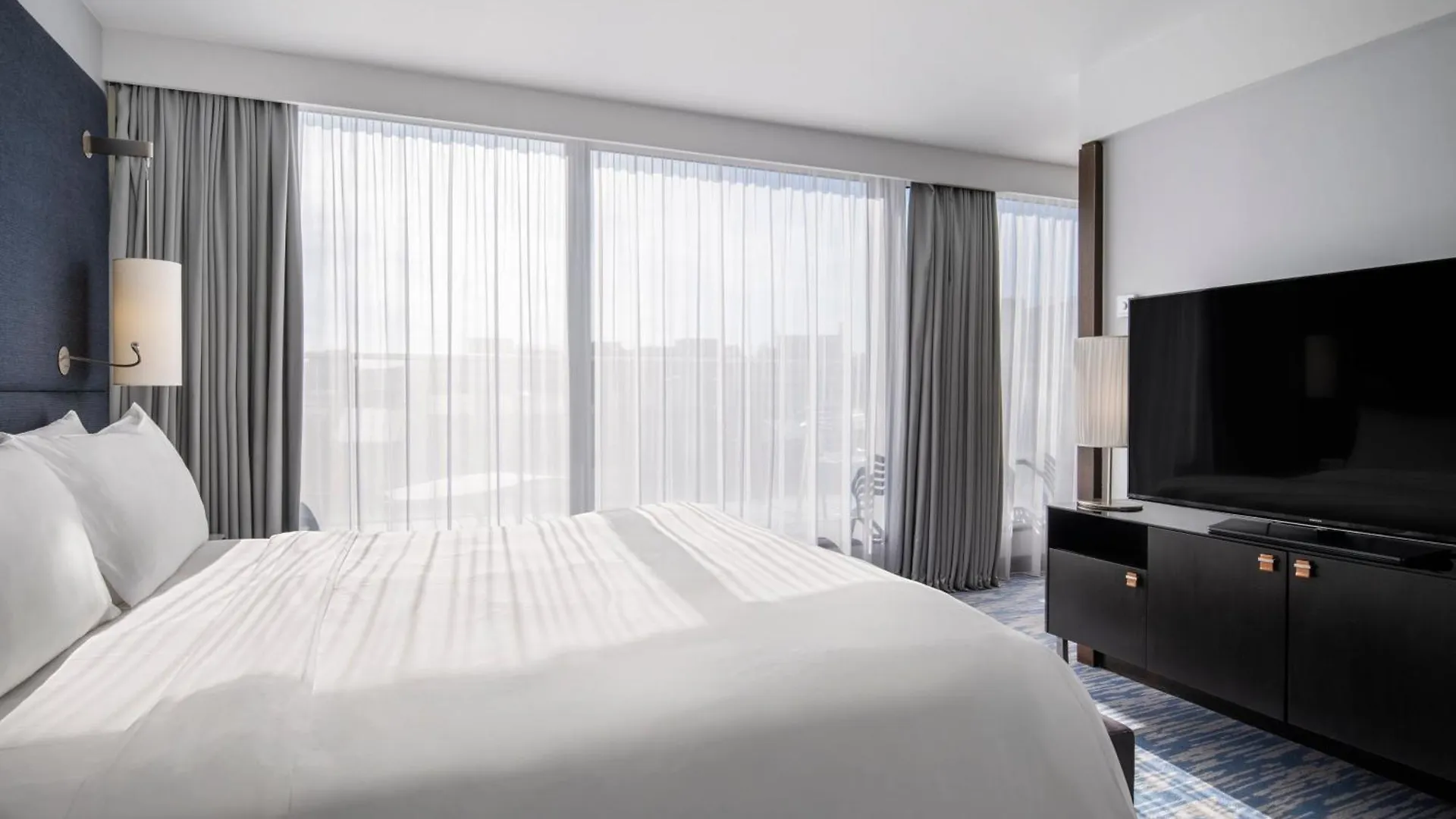 Renaissance Arc De Triomphe 5*