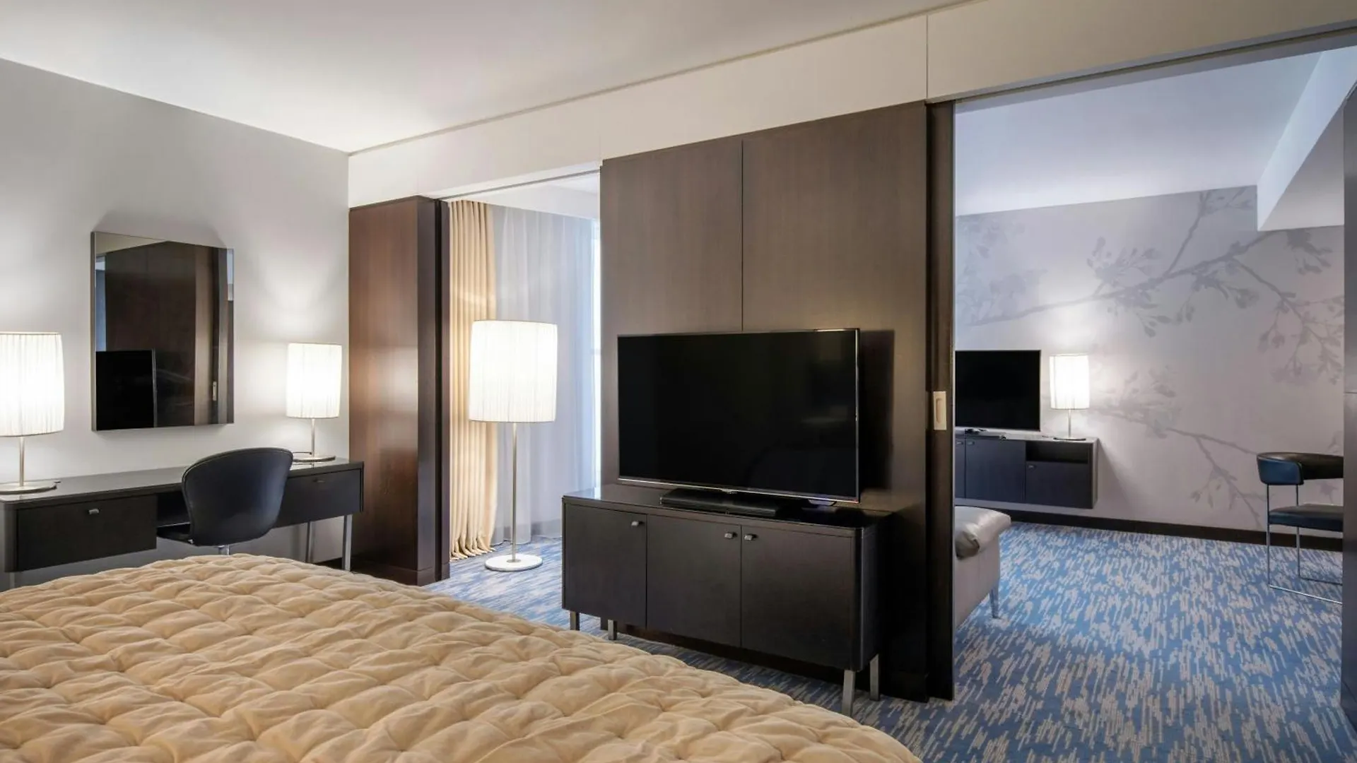 Renaissance Arc De Triomphe Hotel