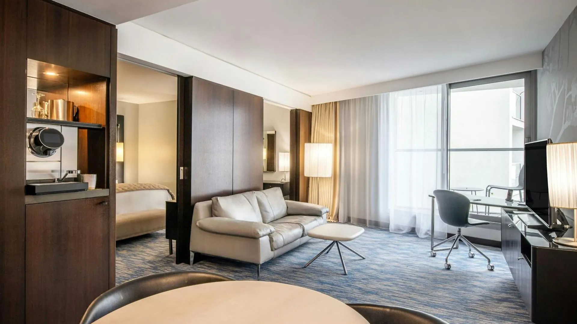 Renaissance Arc De Triomphe 5*