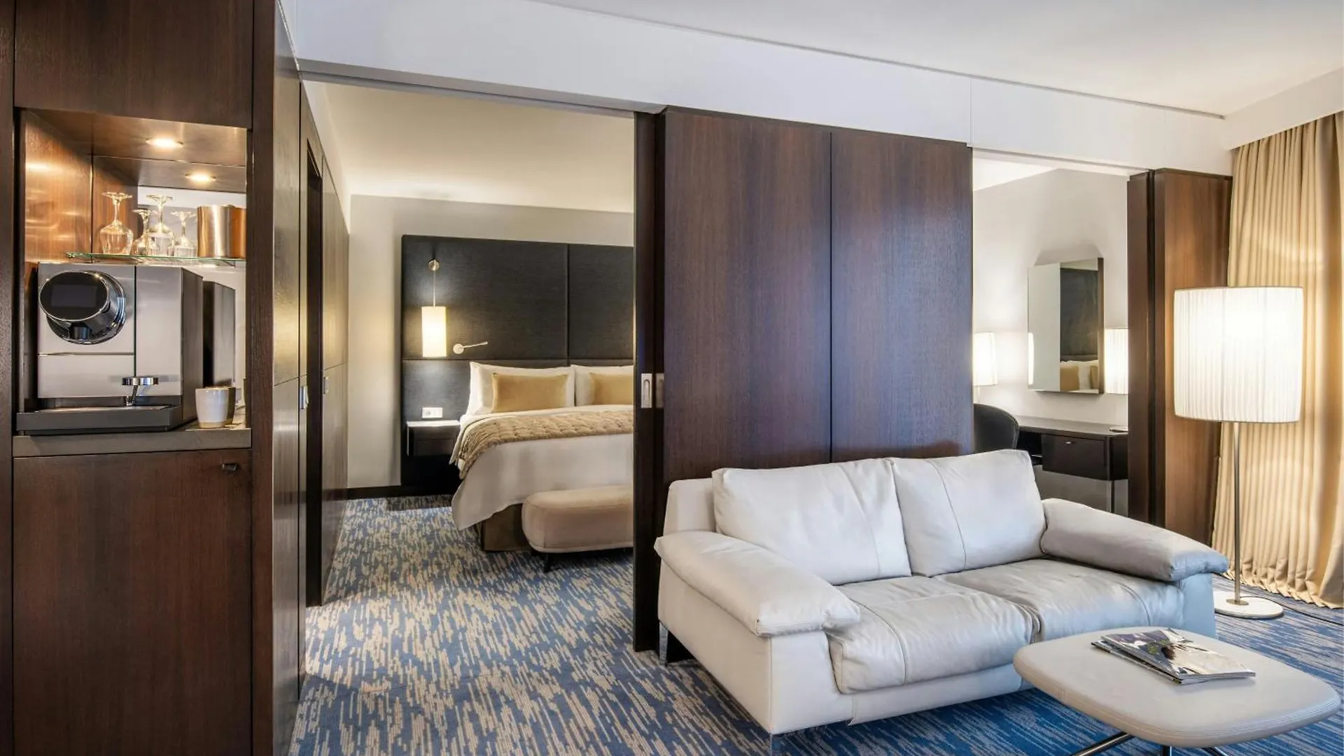 Hotel Renaissance Arc De Triomphe